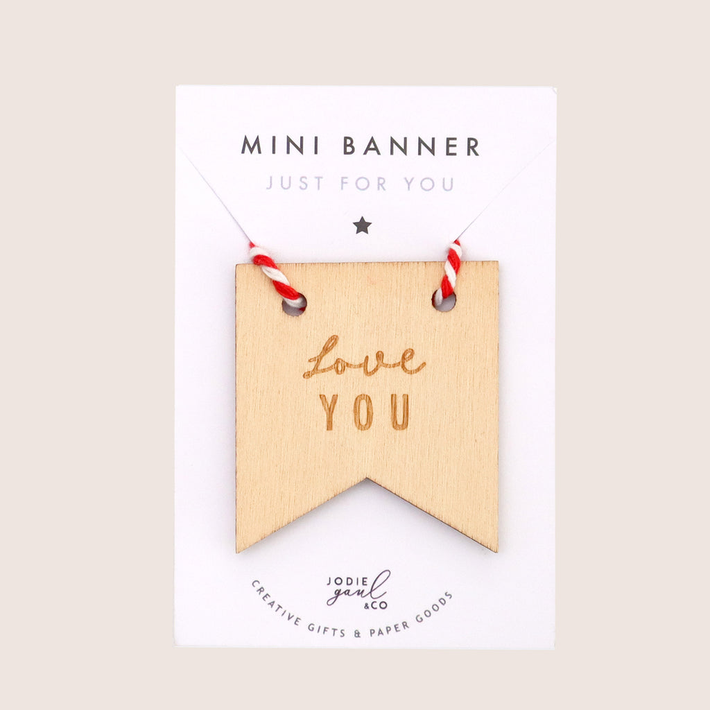 Wooden 'love you' mini banner